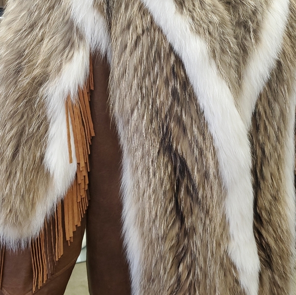 Raccoon Fur, Fox Fur, and Leather Stroller - Picture 3 of 7
